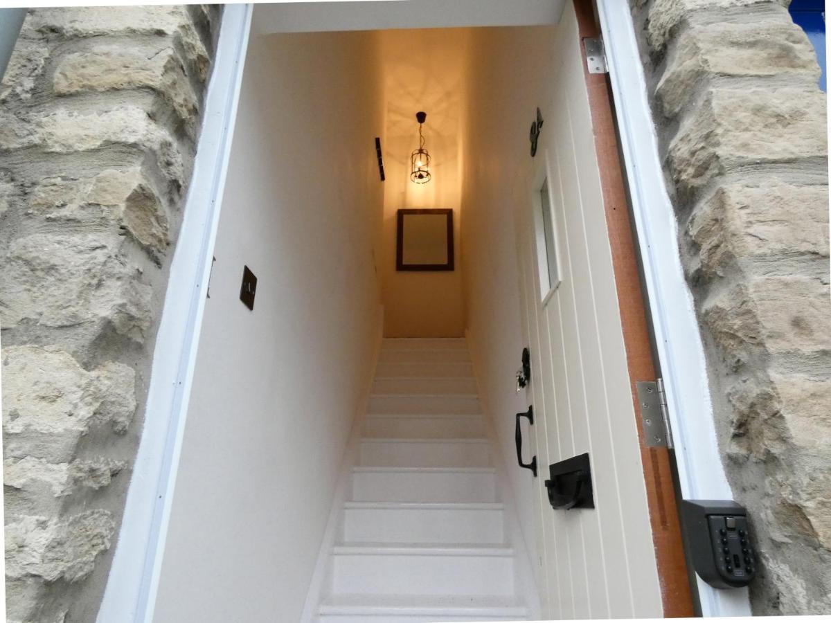 Converted Railway Cottage Swindon Exterior photo